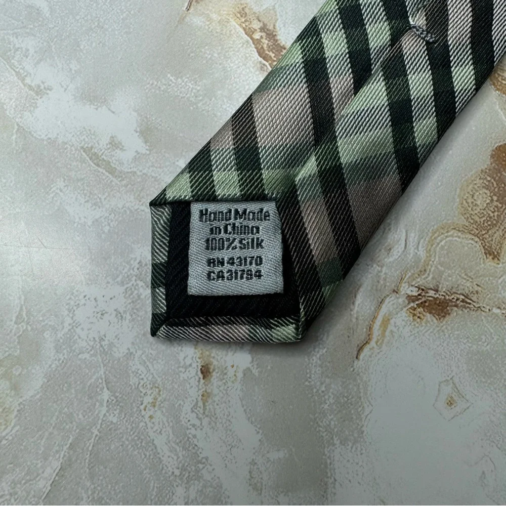 Geoffrey Beene 100% Silk Men's Tie 3 1/8